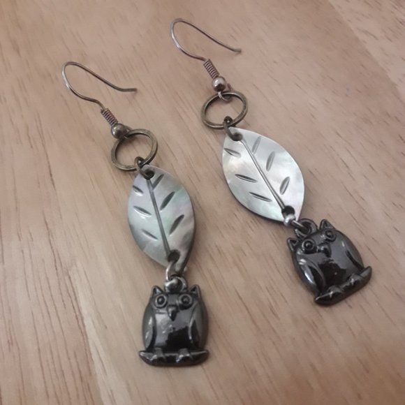 Owl Drop Earrings Mother of Pearl Dangle Feather Leaf Bird Carved Natural Shell - Picture 2 of 11